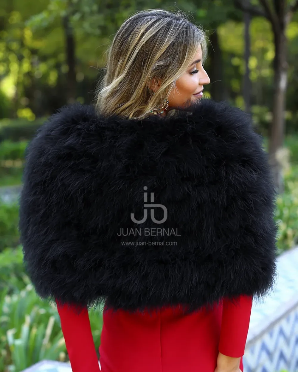 estola_plumas_negra_1.webp Juan Bernal Estolas^Estola plumas negra